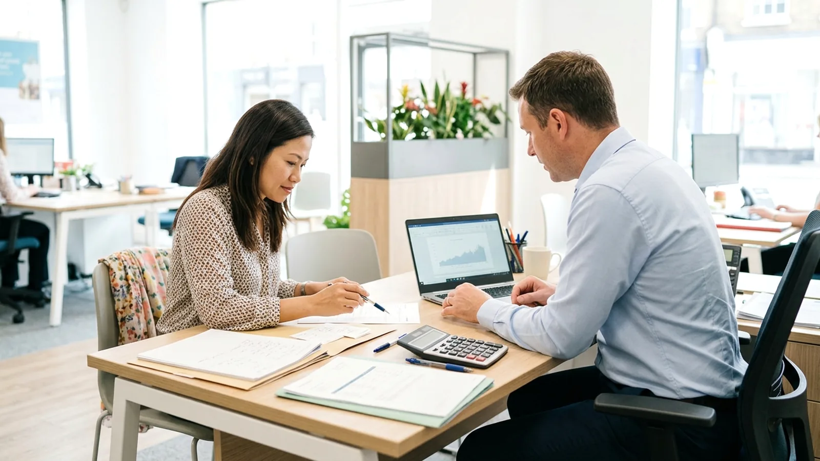 Đầu tư ở Anh 2026: thứ tự khôn ngoan — trả nợ, ISA, pension match và Premium Bonds